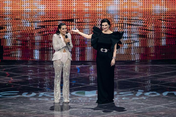 Chanel y Laura Pausini, este jueves sobre el escenario de Eurovisión 2022.