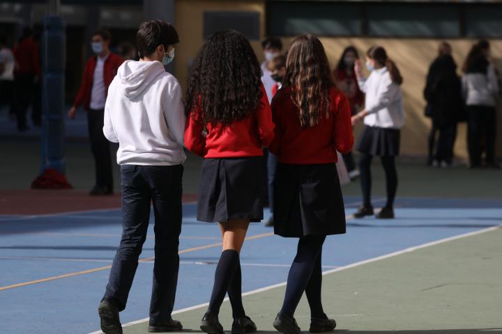 Varios niños y niñas en un patio de colegio de Madrid, en febrero de 2022.