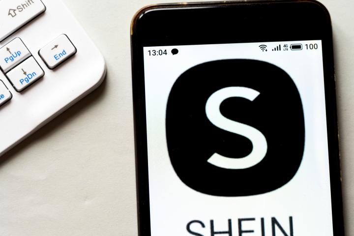 El logo de Shein sobre un smartphone.