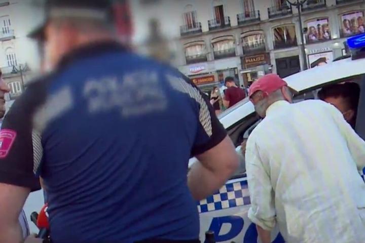Policías identifican a Antonio López ante la mirada de un periodista de 'Espejo Público' (izda)