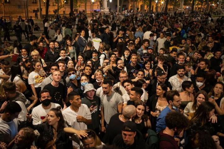 Celebración en Barcelona tras el fin del estado de alarma.