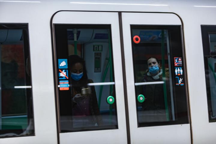 Pasajeros en el Metro de Madrid, con las mascarillas puestas, en una foto de archivo