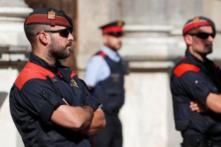 Varios mossos hacen guardia frente al palacio de la Generalitat.