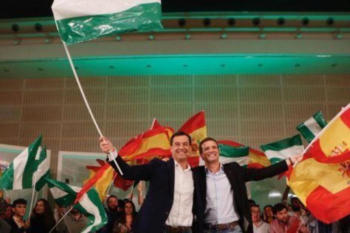 Pablo Casado y Juanma Moreno, en el cierre de campaña del PP en Andalucía.