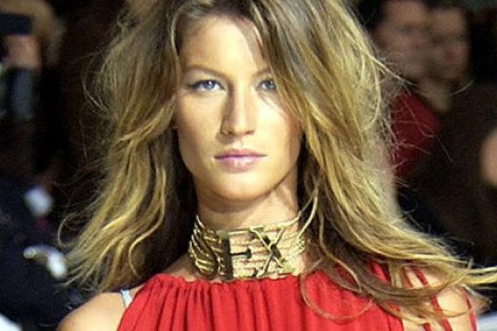 Gisele Bundchen models Dolce & Gabbana Women's Spring 2003 Collection (Photo by Gruber/WireImage)