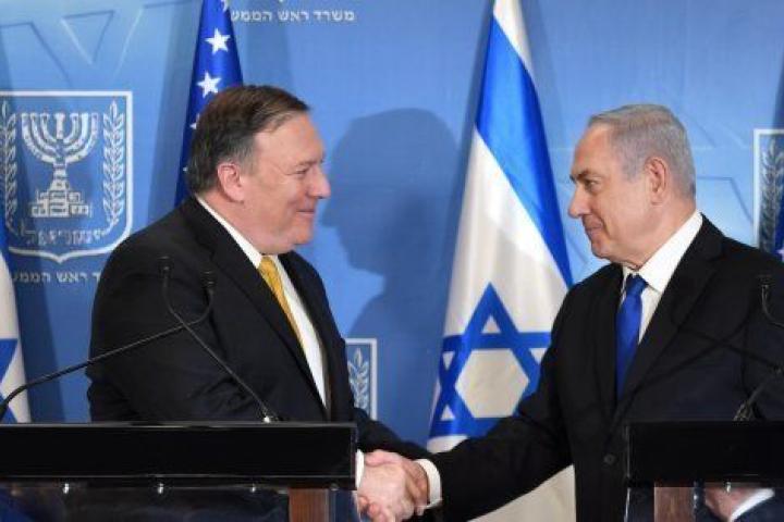 El secretario de Estado norteamericano, Mike Pompeo, y el primer ministro de Israel, Benjamín Netanyahu, se dan la mano efusivamente, el pasado 29 de abril en Tel Aviv.