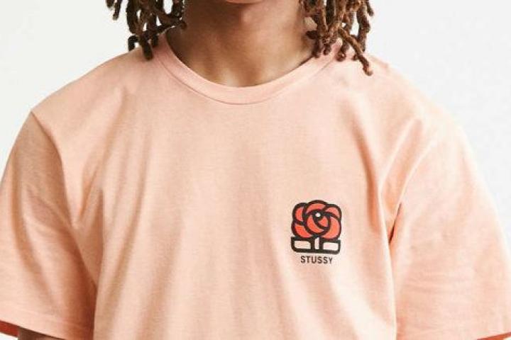 La marca de ropa estadounidense Urban Outfitters vende camisetas con el  puño y la rosa del PSOE
