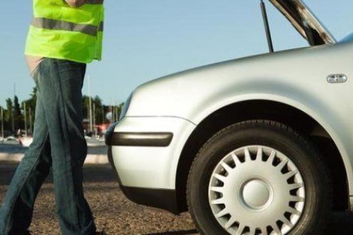 Un hombre revisa su coche.