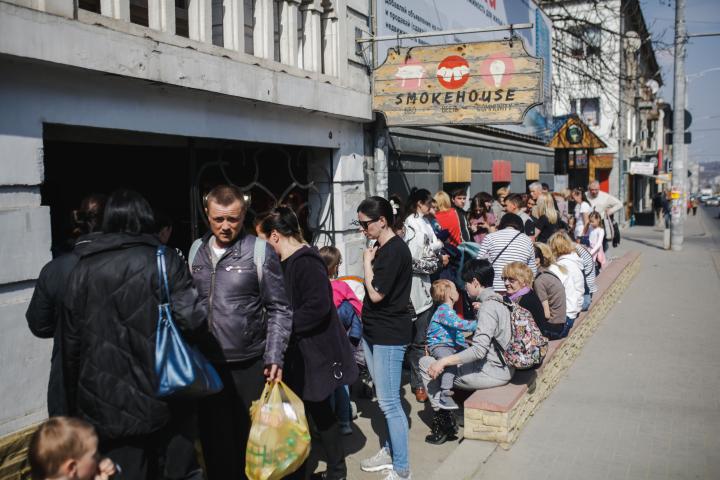 Refugiados ucranianos hacen cola para recibir alimentos en un punto de Moldavia