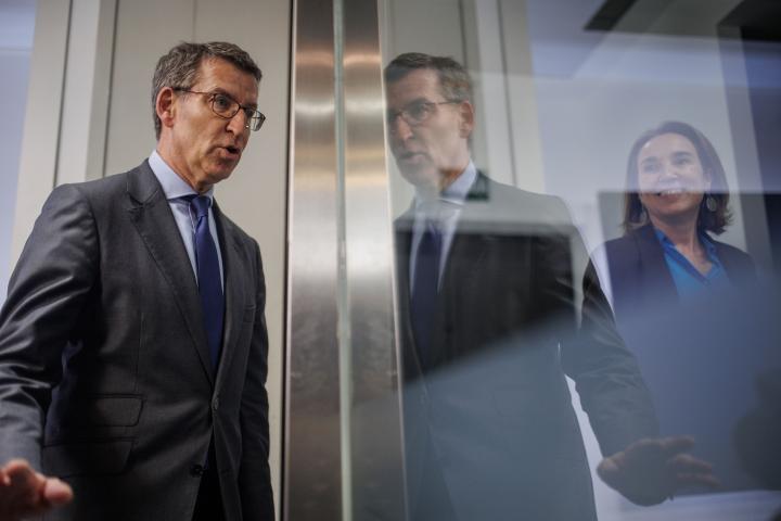Alberto Núñez Feijóo y Cuca Gamarra en la sede de Génova este lunes.
