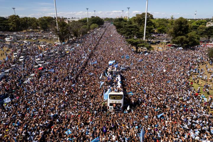 Un mar de gente rodea el autobús que conduce a la selección argentina en Buenos Aires, el martes 20 de diciembre de 2022, tras su coronación en el Mundial (AP Foto/Rodrigo Abd)