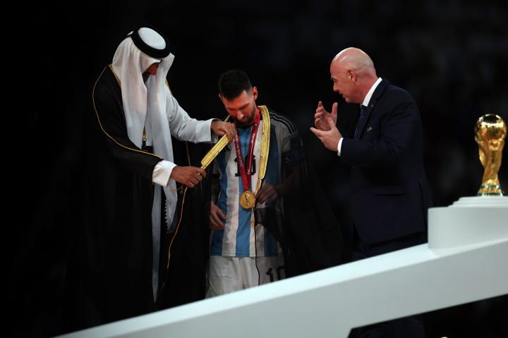 Messi, con el 'bisht' puesto para recoger el trofeo de campeones del mundo.