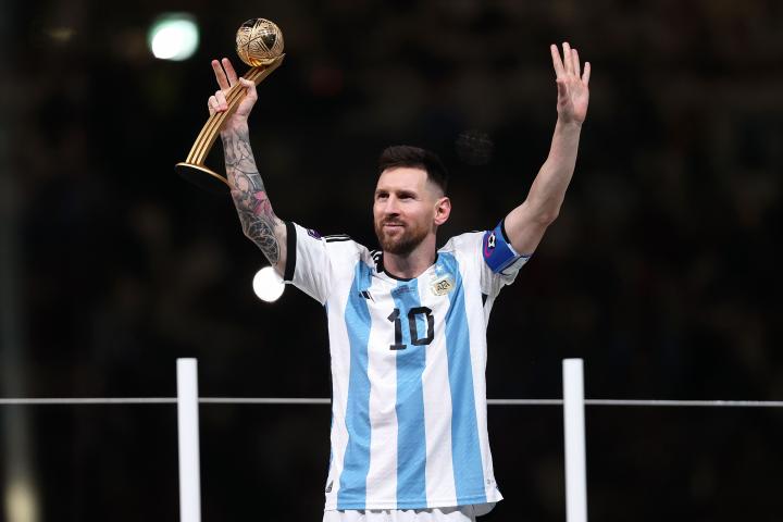 Messi, sosteniendo la Copa del Mundo tras la final del Mundial de Qatar.