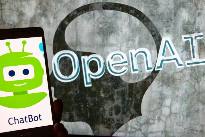 Logotipo de OpenAI con otro logo de un ChatBot en un móvil.  