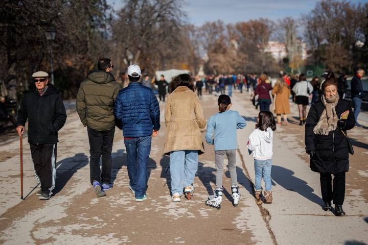 Familias paseando por El Retiro de Madrid este 25 de diciembre.