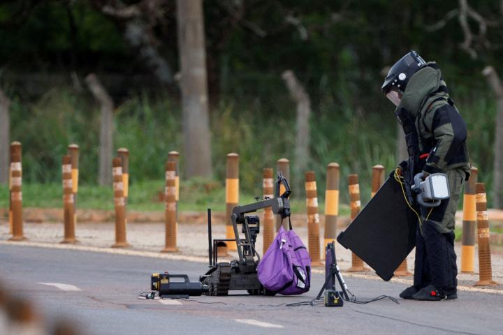 Fuerzas de seguridad brasileñas en la zona de Brasilia en la que apareció el artefacto explosivo.