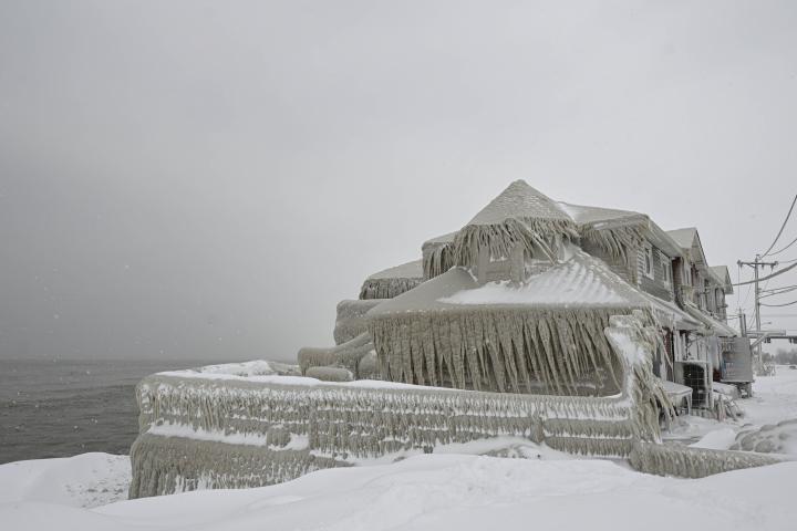 Vista de una vivienda cubierta por el hielo en Buffalo, Nueva York 