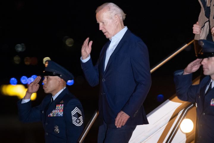 Joe Biden saluda a su llegada a las Islas Vírgenes. 