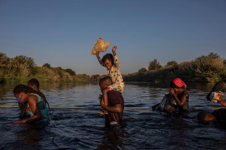 Emigrantes de Haiti cruzan Rio Grande en Texas, en la frontera de Estados Unidos con México