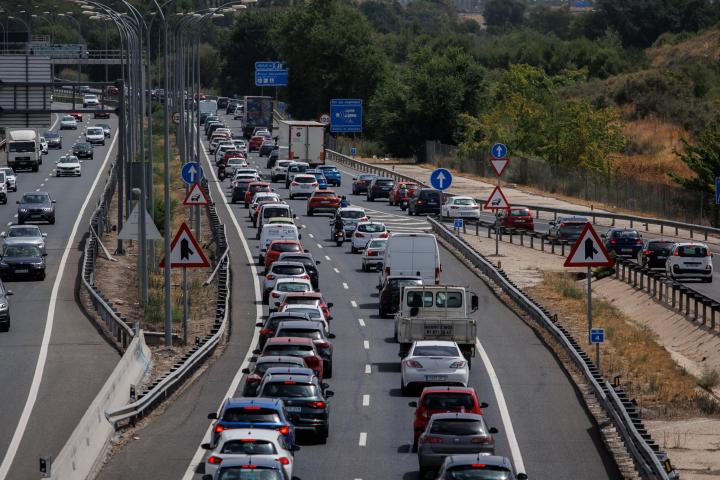 Numerosos vehículos circulan por la autovía A-3, en Madrid.