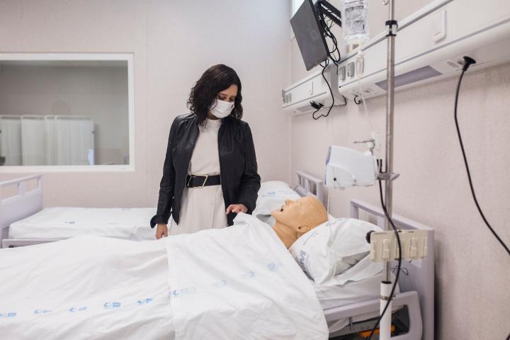 La presidenta de la Comunidad de Madrid, Isabel Díaz Ayuso, en una imagen de archivo durante una visita al Hospital 12 de Octubre.