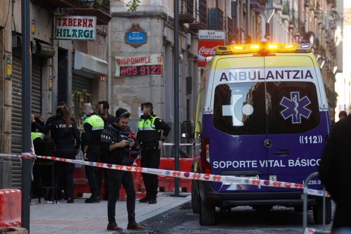 Agentes de la Ertzaintza y la Policía Municipal inspeccionan un bar del barrio de San Francisco en Bilbao en el que una mujer ha sido asesinada este miércoles por un hombre.