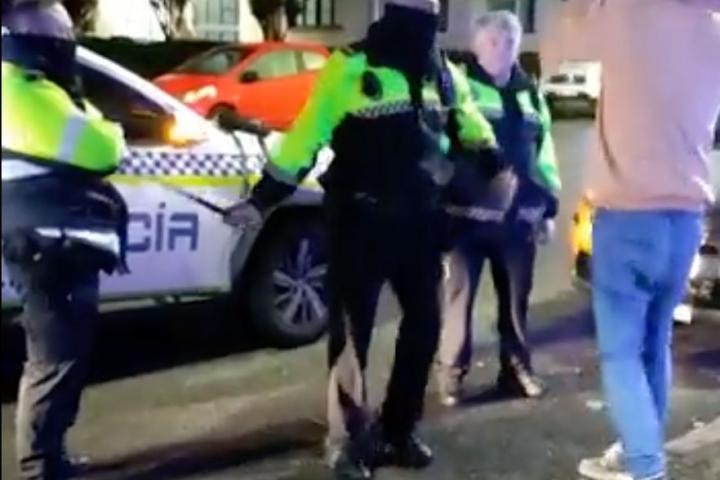 Captura del vídeo de la supuesta agresión de un policía a un joven.