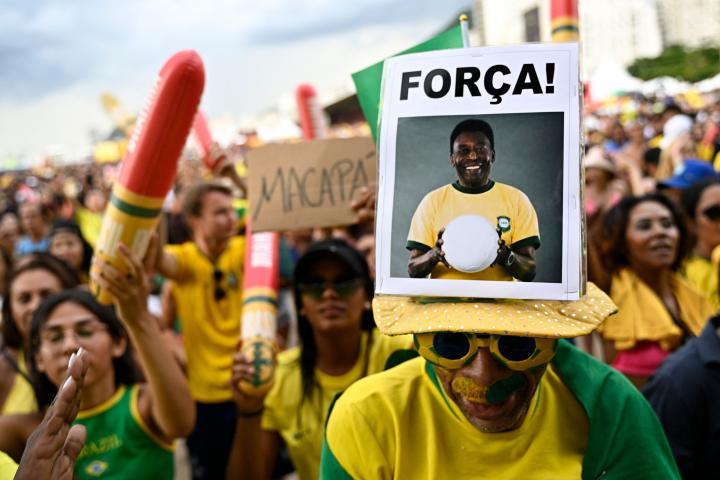 Fans de Brasil con símbolos de apoyo a Pelé.