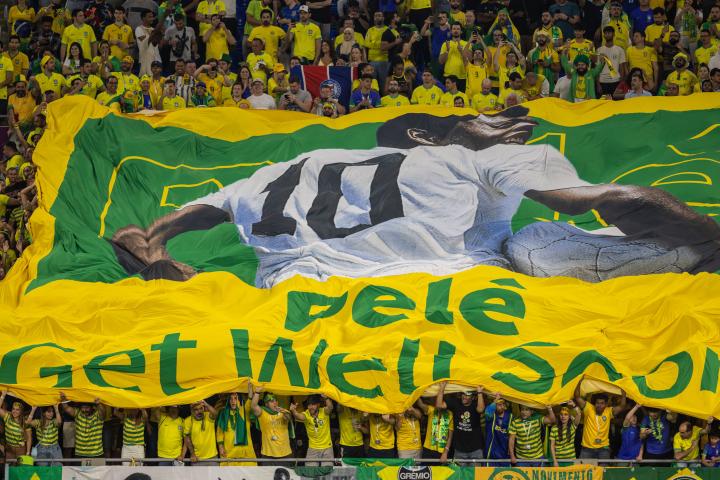 Los fanáticos de Brasil muestran una bandera gigante de Pele Get Well Soon en las gradas