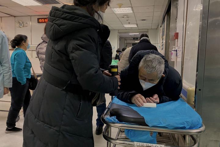 Un paciente con covid, acostado boca abajo en una camilla del hospital de Tianjin (China), el 28 de diciembre de 2022.  