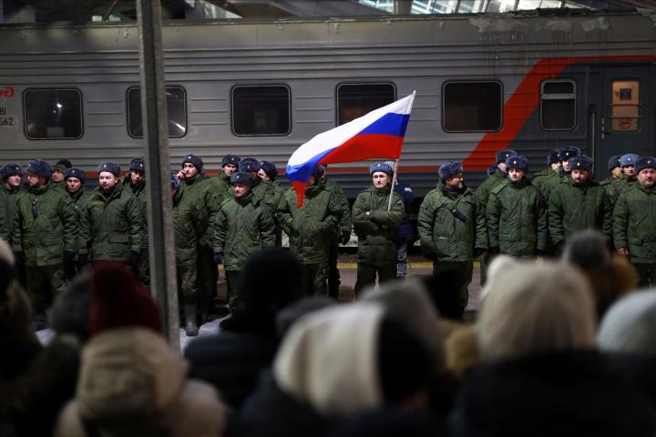 Soldados rusos movilizados este diciembre, despedidos por sus allegados en la estación de tren de Tyumen.