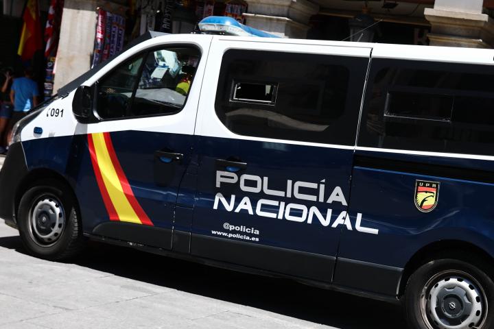 Un vehículo de la Policía Nacional en las calles de Madrid, en una imagen de archivo.