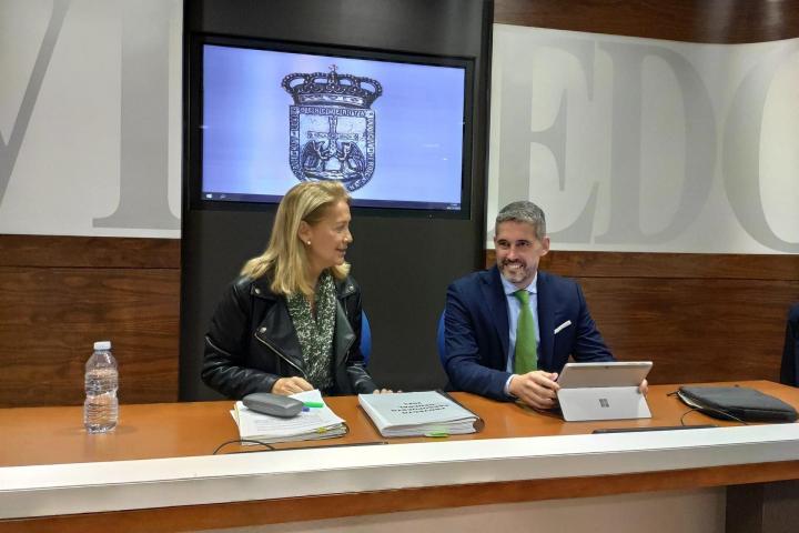 La portavoz de Vox en el Ayuntamiento de Oviedo, Cristina Coto, y el concejal de Vox Hugo Huerta en rueda de prensa