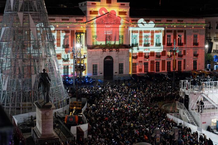 Miles de personas celebrando la Nochevieja en la Puerta del Sol.