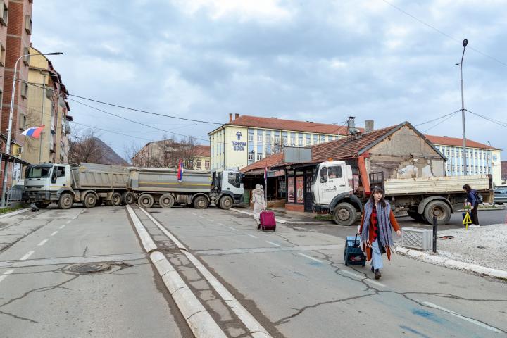 Camiones que forman las barricadas situadas en la frontera serbokosovar.