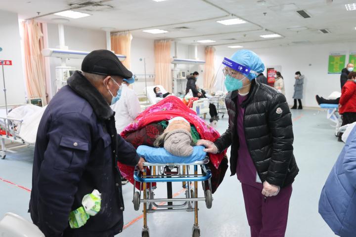 Los hospitales de China están teniendo problemas para hacer frente al gran número de contagios diarios que se está registrando en el país asiático
