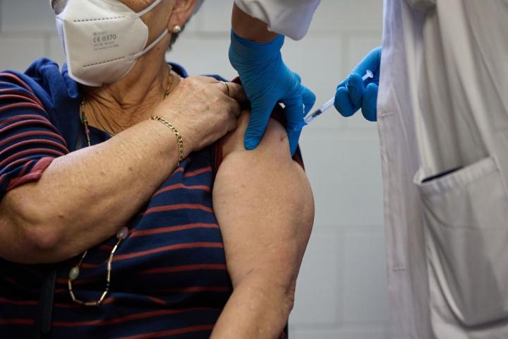 Una enfermera vacuna a una mujer en Madrid en octubre de este año con la cuarta dosis contra la covid.