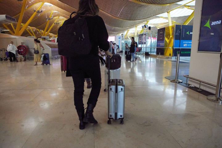 Una pasajera, en el aeropuerto de Barajas