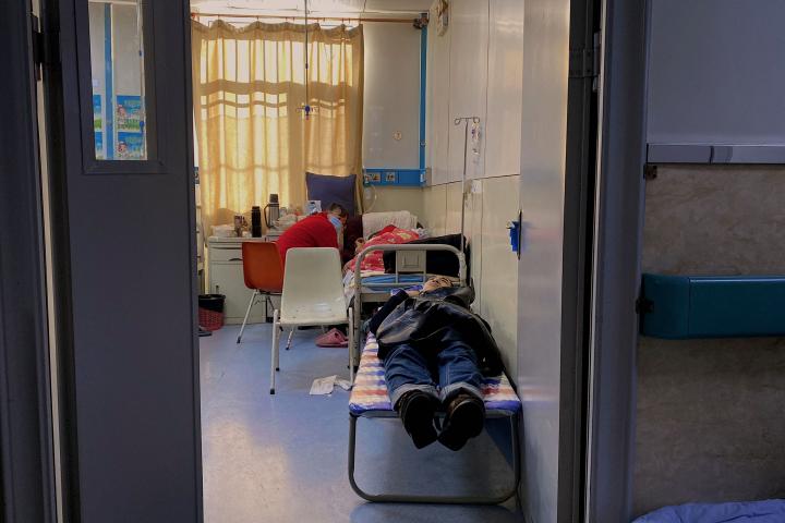 Un paciente con covid, en una cama del hospital de la ciudad de Tangshan, en el noreste de China, el 30 de diciembre de 2022. 