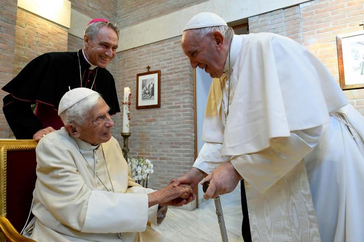 Benedicto XVI y Francisco se saludan el pasado 27 de agosto en Roma. 