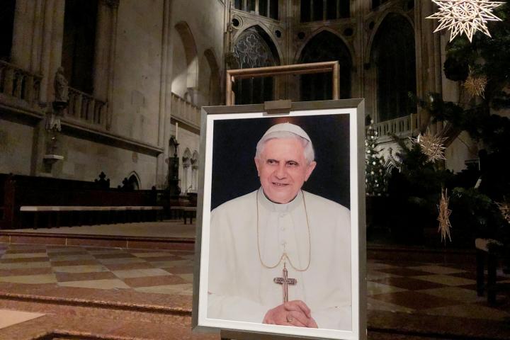 Altar en Alemania con la imagen del papa emérito Benedicto XVI.