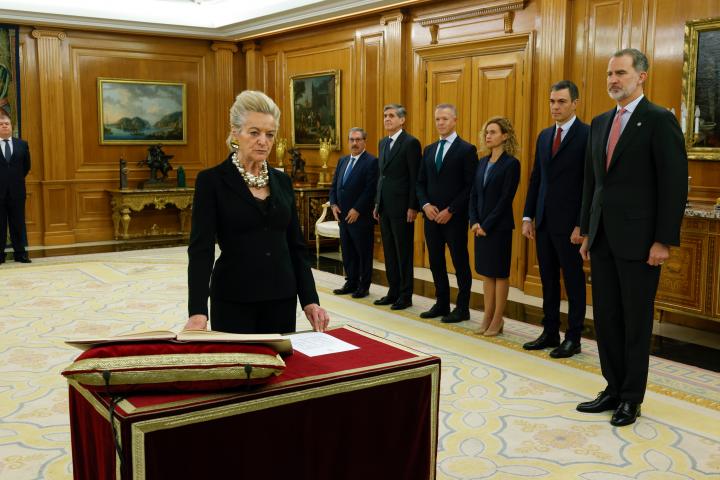 La nueva magistrada del Tribunal Constitucional María Jesús Segoviano jura o promete su cargo ante el rey Felipe VI.