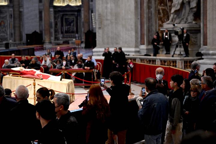 Algunas personas han tomado fotografías al llegar al lugar en el que se encontraban situados los restos mortales de Benedicto XVI