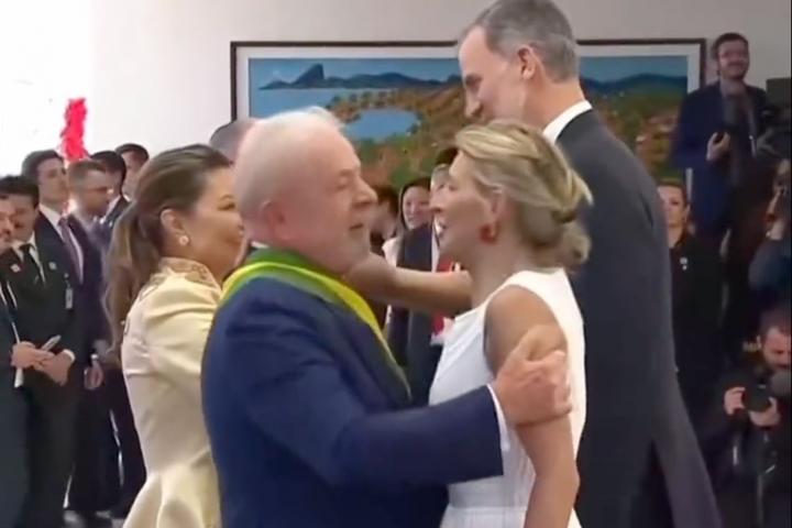 Yolanda Díaz saluda a Lula Da Silva.