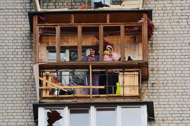 Habitantes de un barrio de Kiev fotografían desde un balcón el último ataque ruso