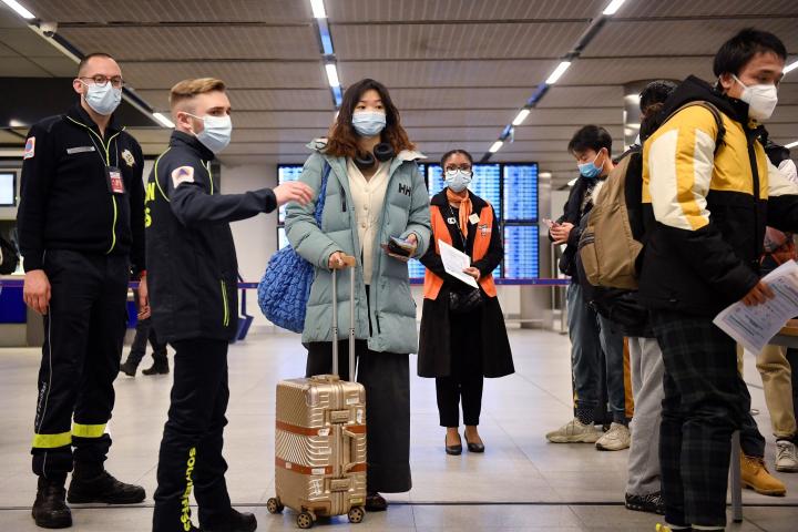 Pasajeros de un vuelo de China, en un control sanitario por covid en el aeropuerto Charles de Gaulle de París (Francia), el 1 de enero.
