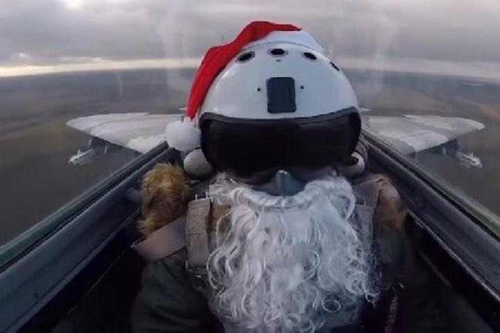 Un piloto ucraniano, a lo 'Papá Noel'