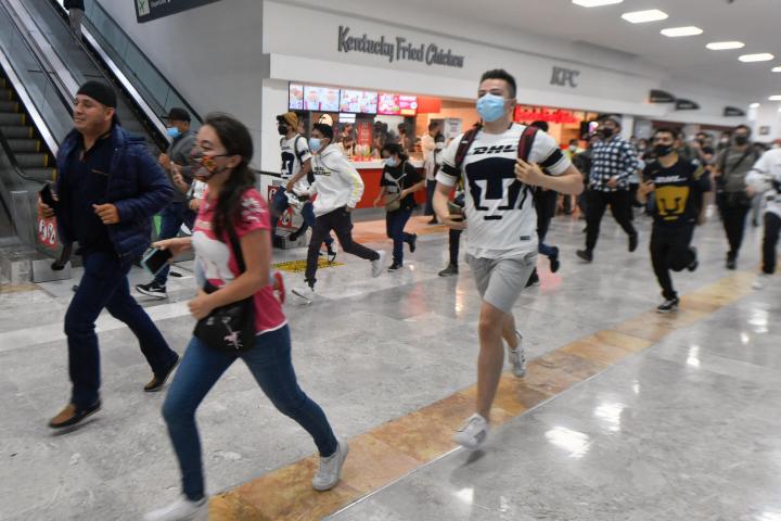 Varios fans corren en un aeropuerto ante la llegada de su ídoloa