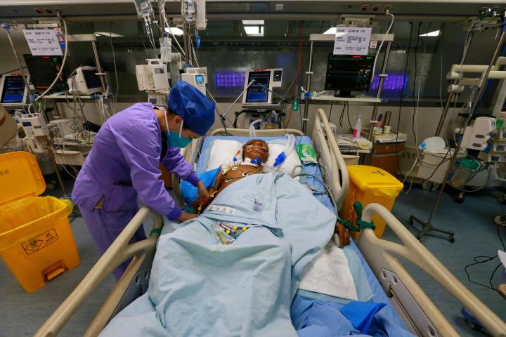 Un paciente ingresado en la UCI del hospital Suining de Sichuan 