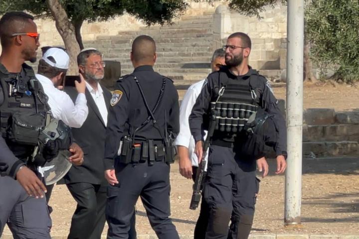 El ultraderechista Itamar Ben Gvir, ahora ministro de Seguridad Nacional de Israel, irrumpe en la explanada de las mezquitas, en Jerusalén, en agosto de 2022.  